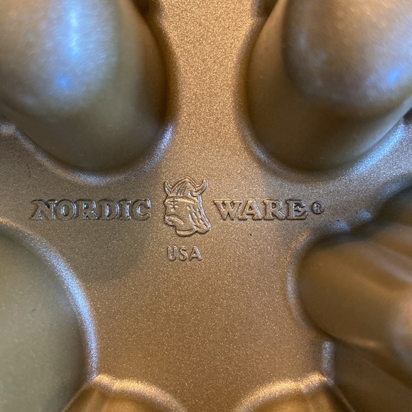 Nordic Ware Gingerbread Kids Cakelet Pan - Picture 5 of 11